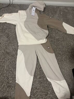 ALO Yoga Kids Neutral Colorblock Hoodie & Joggers in Cream, Beige, Taupe